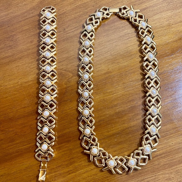 Vintage Monet Gold & Pearl XOX Statement Chocker Necklace and Bracelet Set - Picture 15 of 16